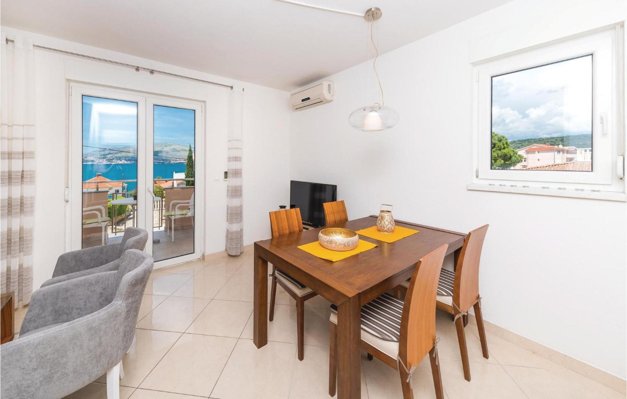 1 Bedroom Stunning Apartment In Okrug Gornji Trogir Zewnętrze zdjęcie