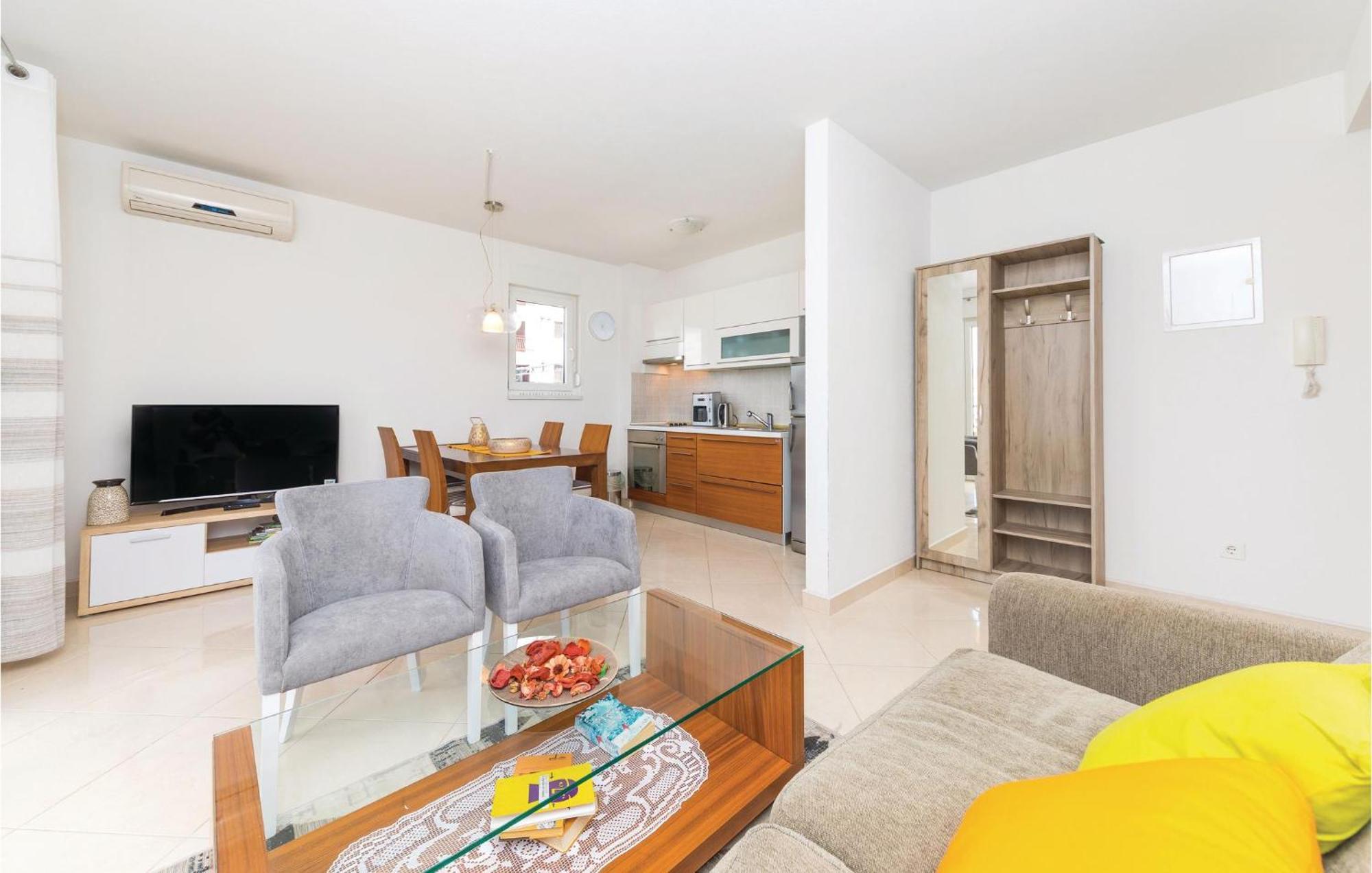 1 Bedroom Stunning Apartment In Okrug Gornji Trogir Zewnętrze zdjęcie